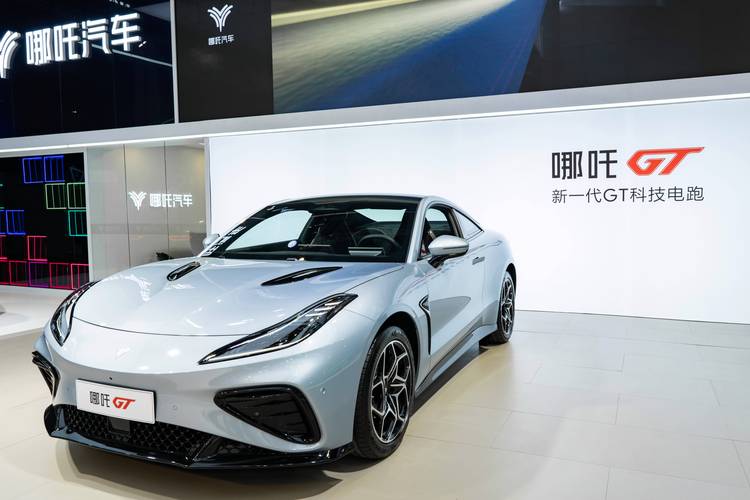 惠州15哪吒汽车在智能汽车领域的表现，领途汽车在新能源汽车市场中的影响力